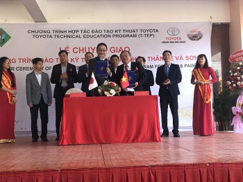 Toyota Việt Nam tặng gói thiết bị kỹ thuật đào tạo sửa chữa xe cho Trường ĐHSP Vĩnh Long