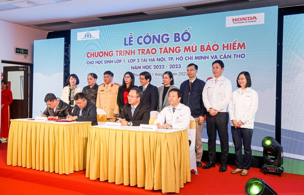 Honda Việt Nam tiếp tục tặng 620.000 mũ bảo hiểm cho học sinh tiểu học