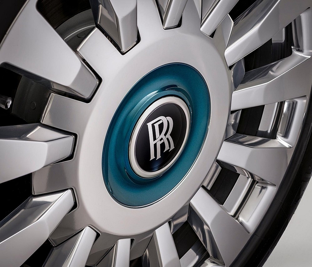 Ngắm nhìn Rolls-Royce Phanto Iridescent Opulence được trang trí bằng 3.000 lông chim