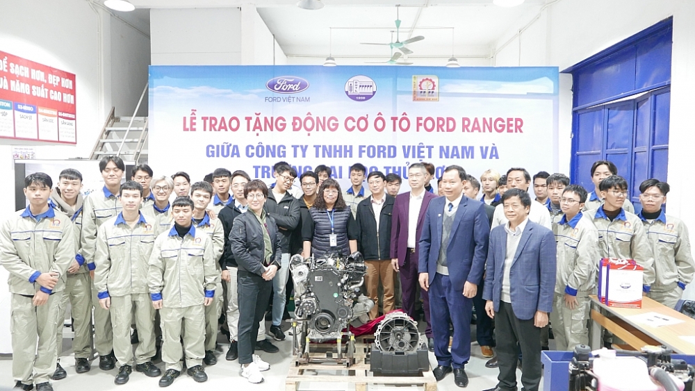 Ford Việt Nam tặng động cơ, hộp số và xe cho các trường kỹ thuật