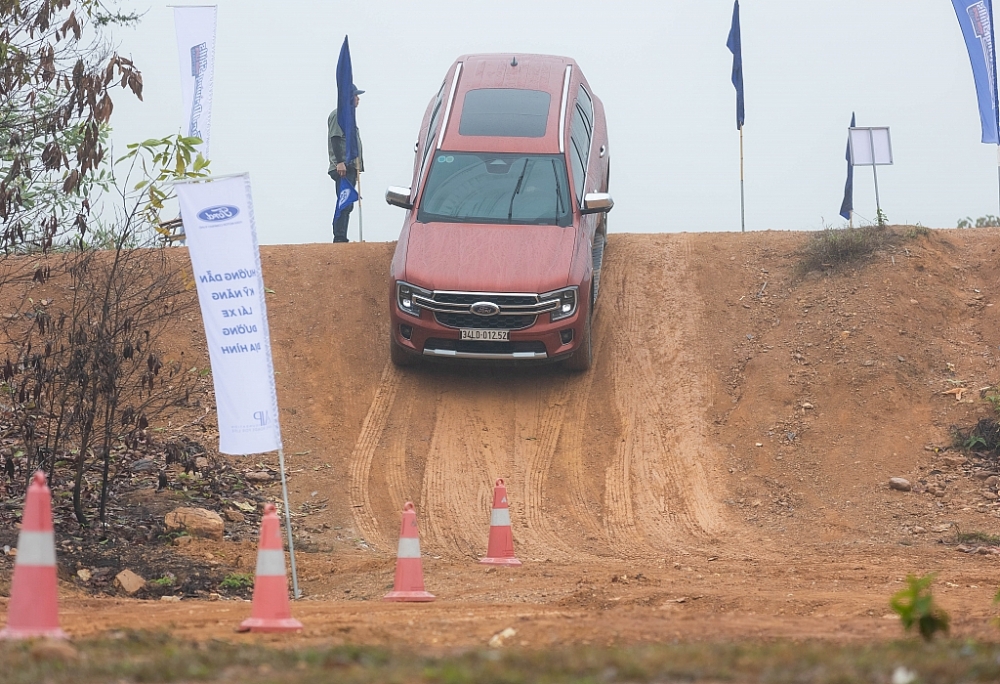 Ford Việt Nam hướng dẫn lái xe đường địa hình Ford Việt Nam hướng dẫn lái xe đường địa hình