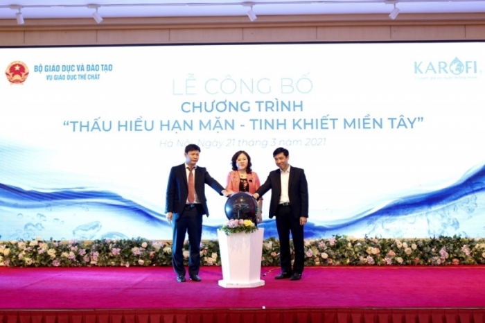KAROFI tặng 50 triệu lít nước sạch cho học sinh miền tây mùa hạn mặn