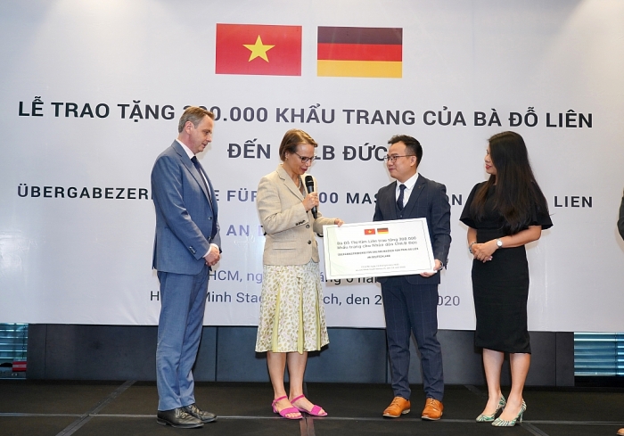 Chủ tịch Green Vietnam Fund trao tặng 300.000 khẩu trang tới CHLB Đức