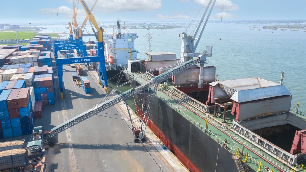 Dăm gỗ được đưa lên tàu bằng băng chuyền tại cảng Chu Lai để xuất khẩu