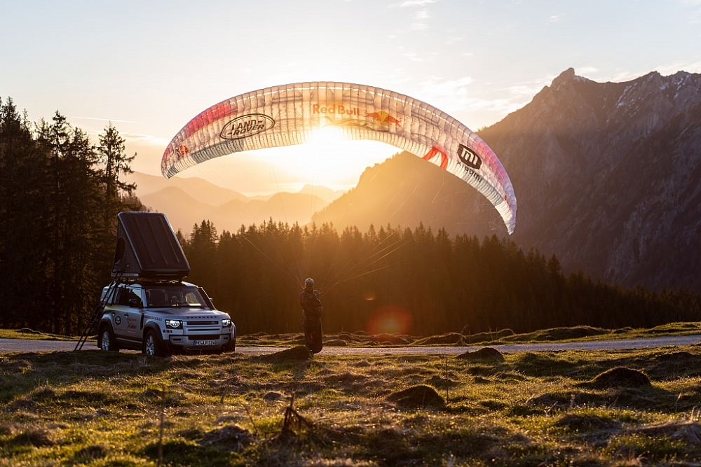 Land Rover Defender hỗ trợ cuộc đua mạo hiểm khắc nghiệt nhất thế giới - Red Bull X-Alps 2021