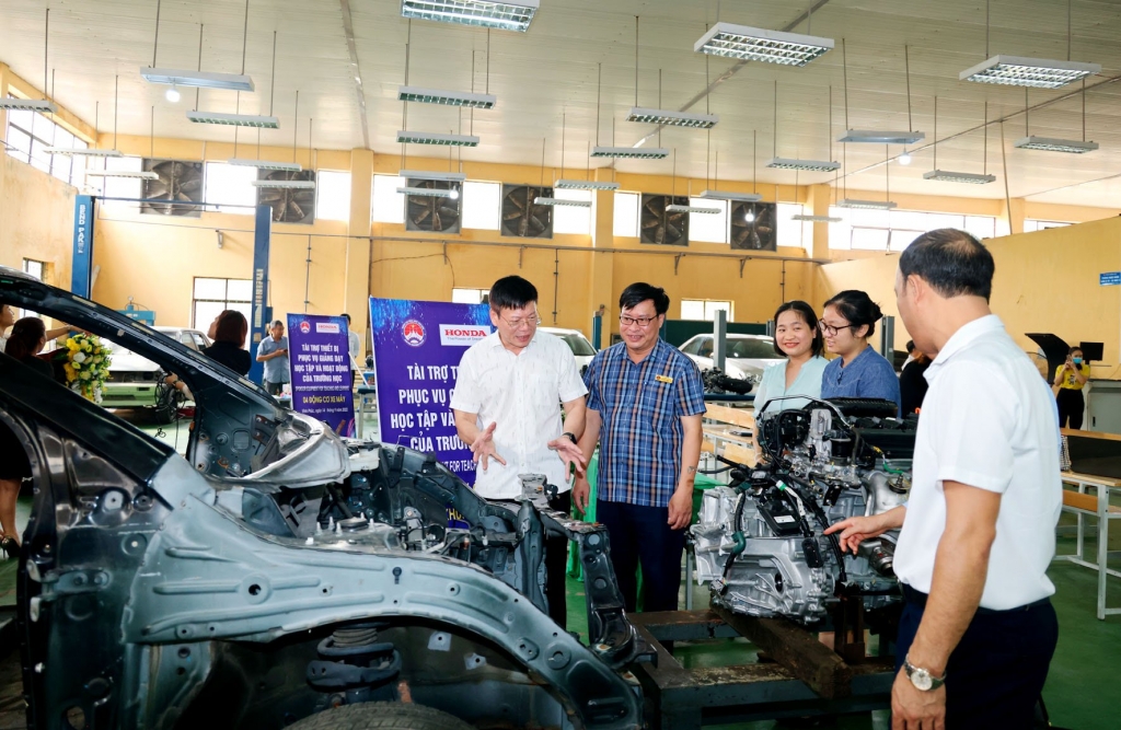 Honda Việt Nam tặng xe ô tô, động cơ và thiết bị kỹ thuật cho các trường cao đẳng dạy nghề