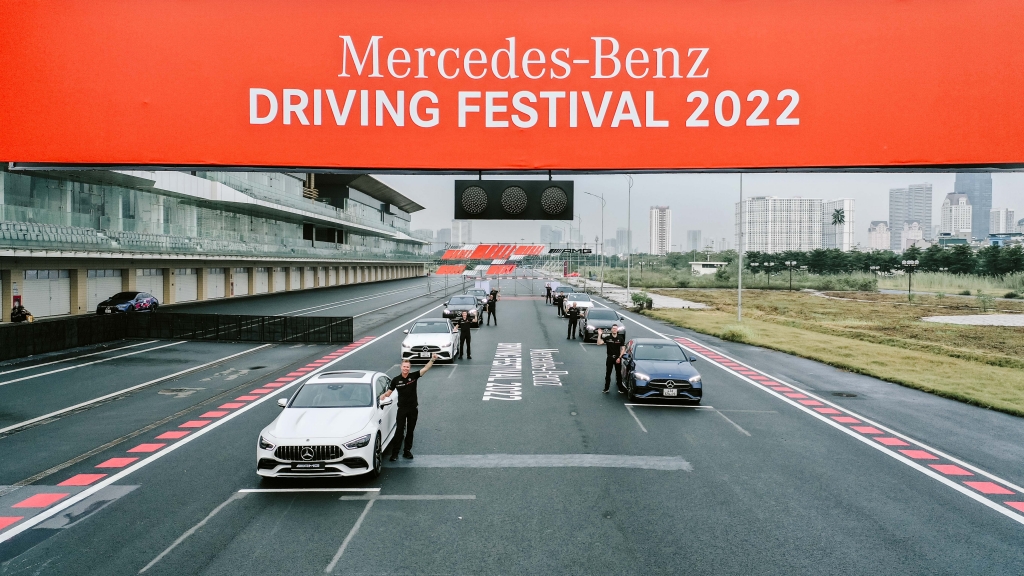 Thỏa sức vẫy vùng trên đường đua F1 với 14 dòng xe của Mercedes-Benz