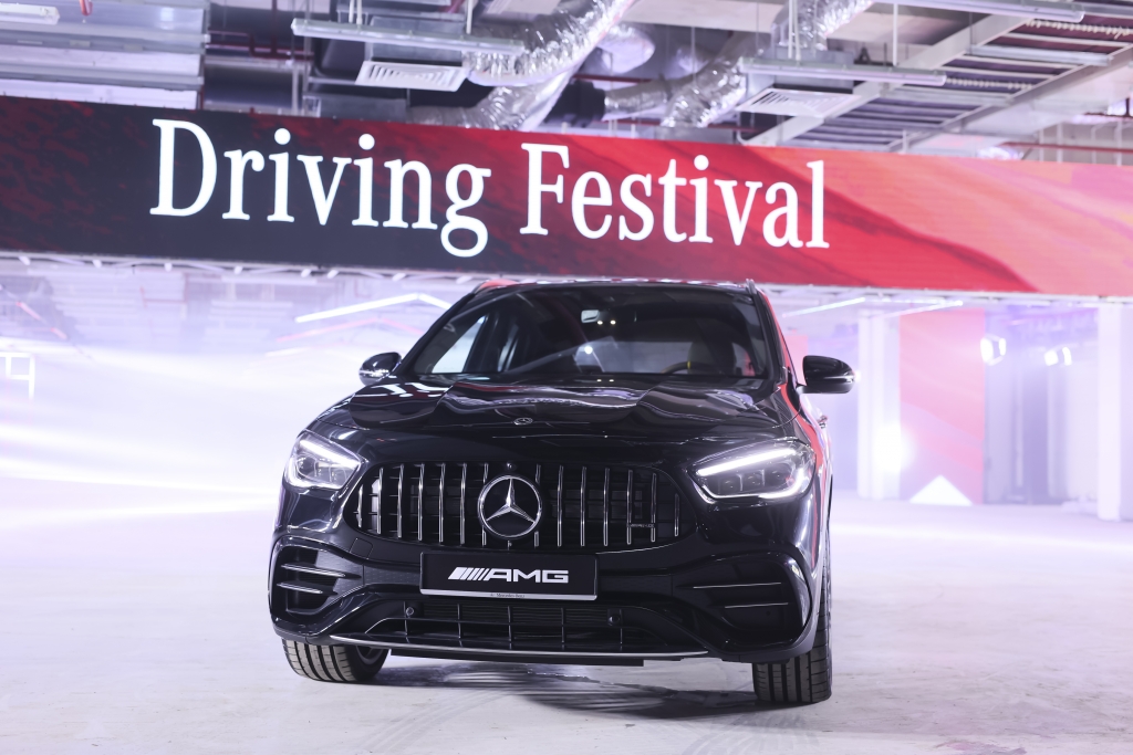 Những hình ảnh của Mercedes-AMG GLA 45 S 4MATIC+ trên đường đua F1