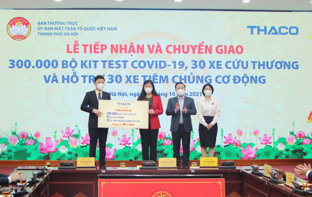 Hà Nội tiếp nhận lô thiết bị y tế trị giá 84 triệu đồng do THACO trao tặng