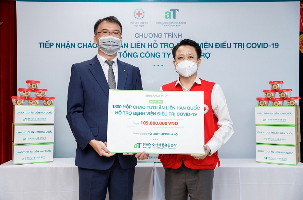 Tổng công ty nhà nước Phân phối nông thủy sản và thực phẩm Hàn Quốc tặng 1.800 phần quà cho bệnh nhân Covid-19