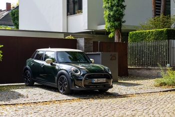 Nhập khẩu từ châu Âu, MINI Cooper S 5 cửa Resolute Edition có giá 2,299 tỷ đồng