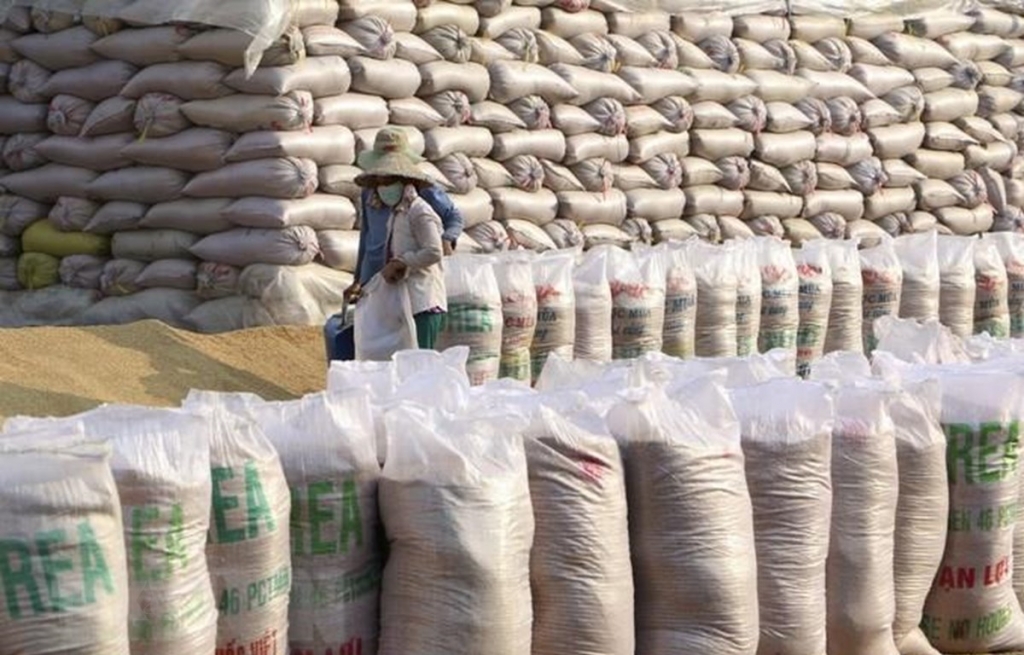 Nhập khẩu 606.000 tấn gạo, lá thuốc lá khô từ Campuchia theo hạn ngạch thuế quan