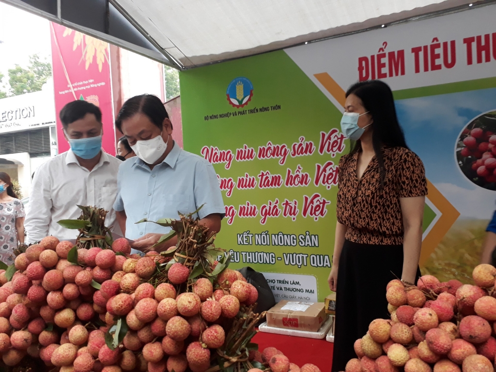 Bộ trưởng Bộ NNPTNT kiểm tra điểm tiêu thụ nông sản an toàn phòng dịch Covid-19 của Trung tâm Xúc tiến thương mại nông nghiệp tại số 489 Hoàng Quốc Việt, Hà Nội.