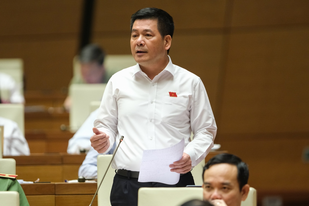Bộ trưởng Bộ Công Thương Nguyễn Hồng Diên tham gia trả lời câu hỏi của các đại biểu Quốc hội.