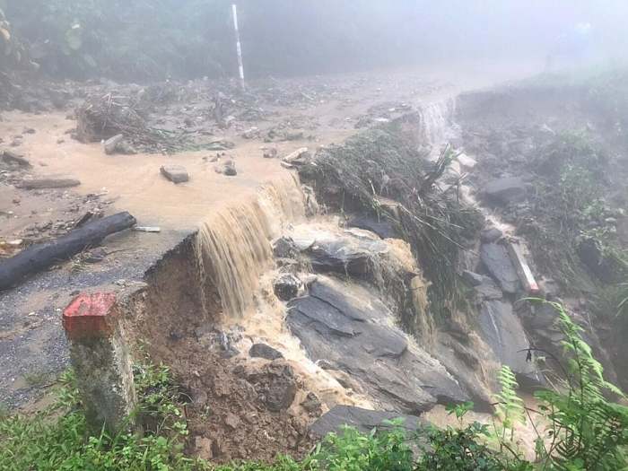 Phó Thủ tướng Trịnh Đình Dũng yêu cầu khẩn trương khắc phục hậu quả mưa lũ