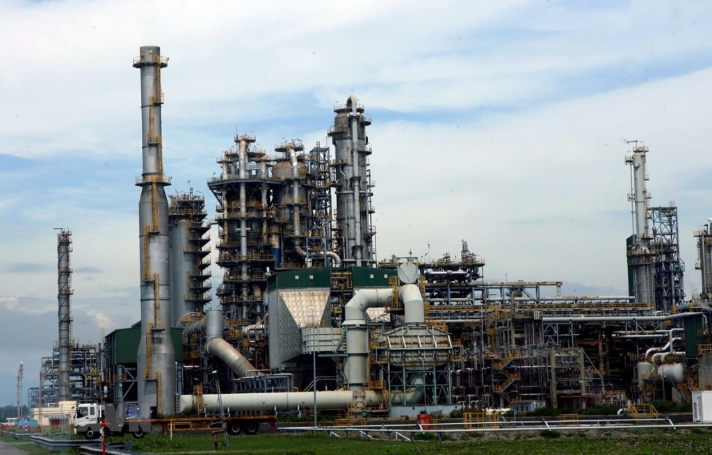 Giảm nhập xăng dầu để “cứu” nhà máy trong nước?