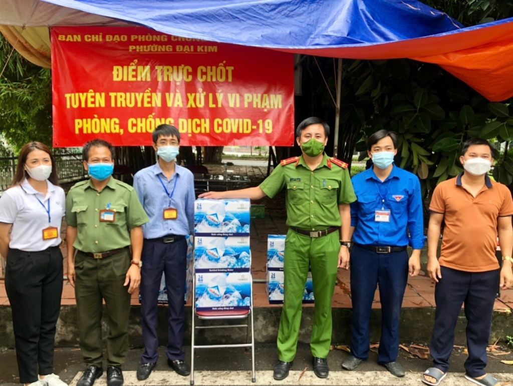 Habeco tặng 28.800 chai nước hỗ trợ lực lượng các chốt kiểm soát dịch tại Hà Nội