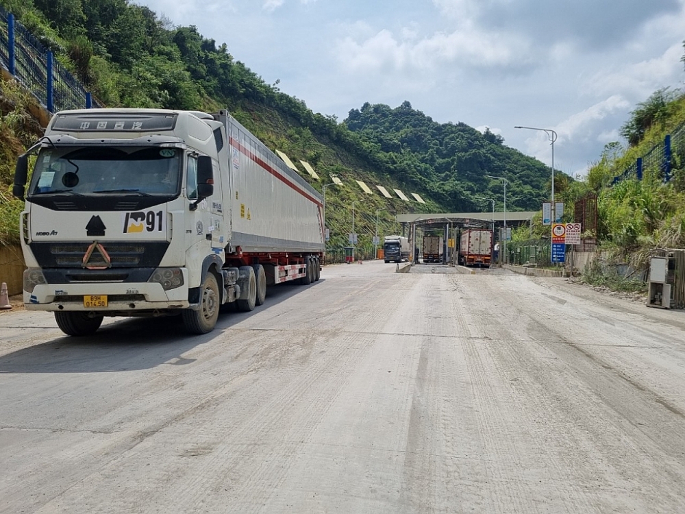Hàng hóa xuất nhập khẩu qua cửa khẩu Tân Thanh. Ảnh: Nguyễn Thanh
