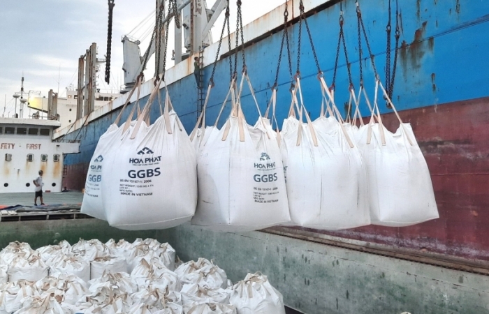 Hòa Phát lần đầu tiên xuất khẩu xỉ hạt lò cao nghiền mịn S95