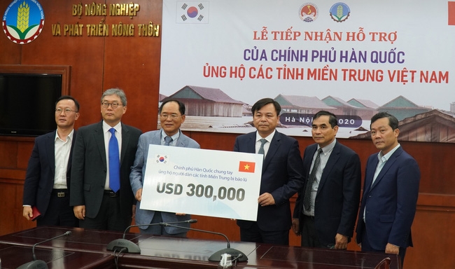 Hàn Quốc hỗ trợ 300.000 USD cho người dân miền Trung