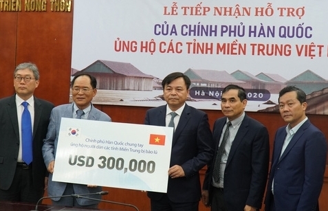 Hàn Quốc hỗ trợ 300.000 USD cho người dân miền Trung