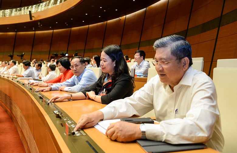 Quốc hội quyết định sử dụng sổ hộ khẩu, sổ tạm trú đến hết năm 2022
