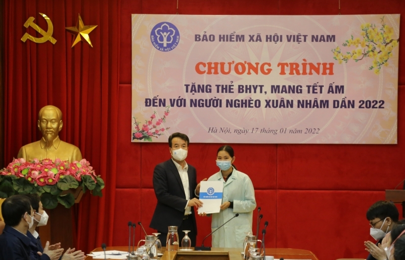 Bảo hiểm xã hội Việt Nam: Trao tặng gần 600 sổ Bảo hiểm xã hội, hơn 10.000 thẻ Bảo hiểm y tế