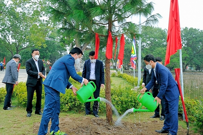 Trưởng Ban Kinh tế Trung ương Trần Tuấn Anh cùng lãnh đạo tỉnh Hải Dương trồng cây tại Khu di tích quốc gia đặc biệt Côn Sơn - Kiếp Bạc.