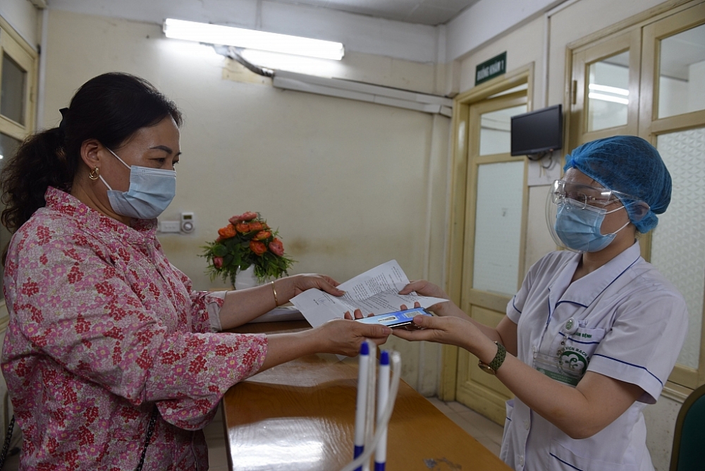 Người dân đăng ký KCB tại Bệnh viện Bạch Mai bằng thẻ BHYT trên ứng dụng VssID (nguồn BHXH TP.Hà Nội).