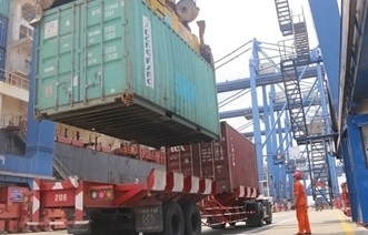 Thống nhất điều kiện đi lại cho lao động tại cảng để hạn chế đứt gãy sản xuất
