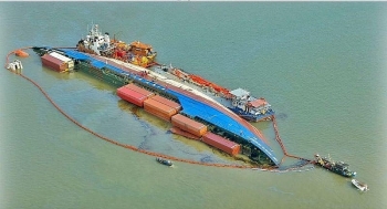 Hỗ trợ tàu thuyền sau vụ chìm tàu container