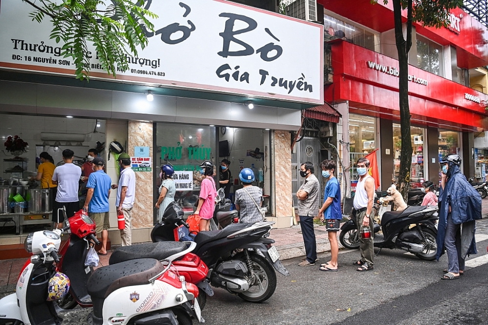 Từ 6 giờ ngày 14/10, Hà Nội cho phép nhà hàng, quán ăn, xe buýt, taxi hoạt động trở lại