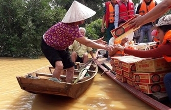 BHXH Việt Nam thăm và tặng 2.500 thẻ BHYT cho đồng bào vùng lũ
