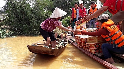 BHXH Việt Nam thăm và tặng 2.500 thẻ BHYT cho đồng bào vùng lũ