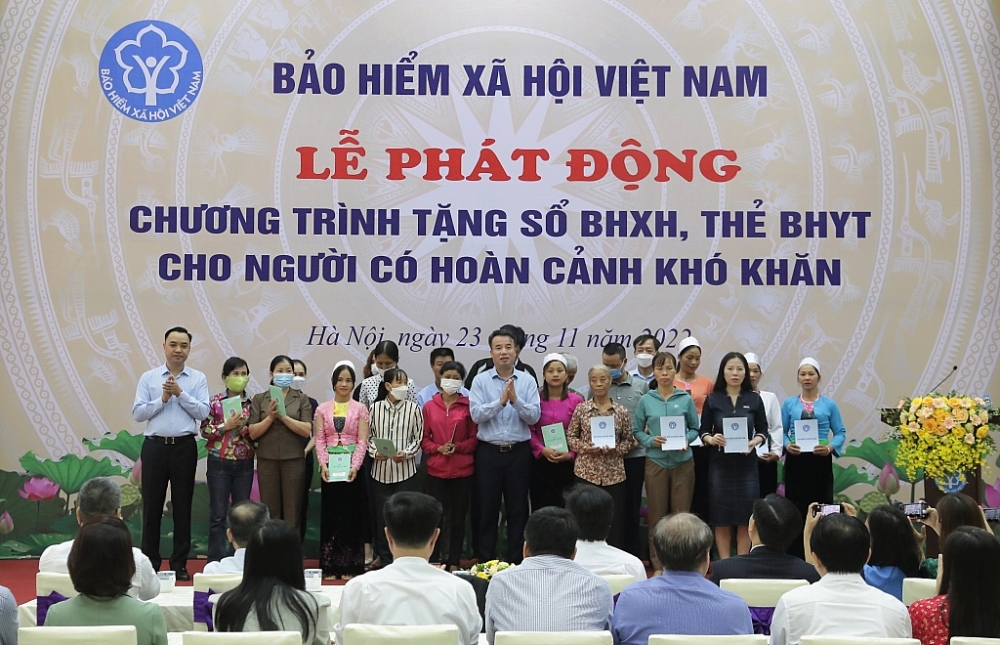 Tổng Giám đốc Nguyễn Thế Mạnh và Phó Chủ tịch chuyên trách Hội đồng quản lý BHXH Nguyễn Văn Cường trao tặng sổ BHXH và thẻ BHYT cho người dân có hoàn cảnh khó khăn tại điểm cầu BHXH Việt Nam.