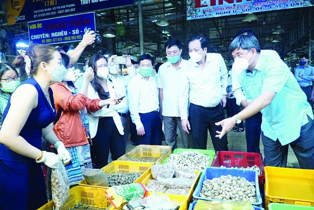 Đoàn kiểm tra của Bộ Nông nghiệp và Phát triển nông thôn kiểm tra tại chợ đầu mối Bình Điền.  Ảnh: Khánh Trần