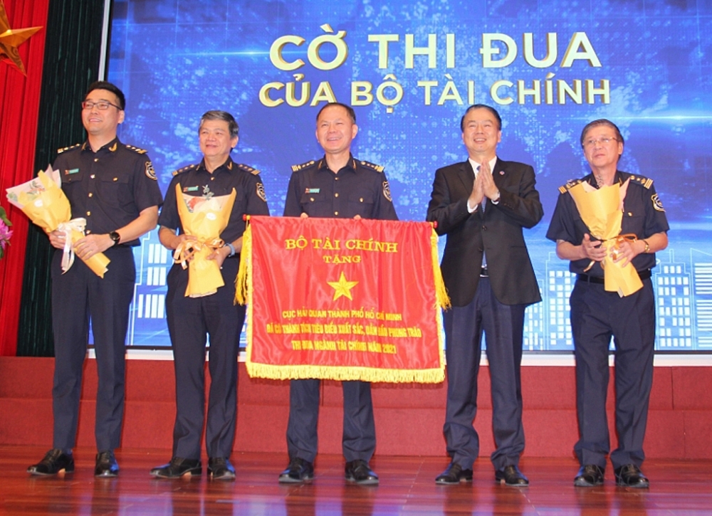 Thứ trưởng Bộ Tài chính Nguyễn Đức Chi trao Cờ thi đua của Bộ Tài chính cho Cục Hải quan TPHCM tại Hội nghị tổng kết công tác năm 2022; triển khai nhiệm vụ năm 2023 ngày 6/1/2023.	Ảnh: T.H