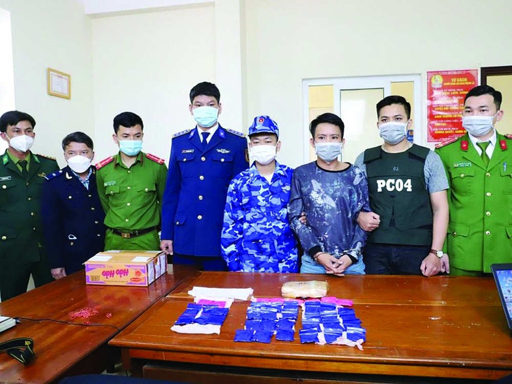Lực lượng chức năng bắt giữ đối tượng Nguyễn Bá Quyền vận chuyển gần 8.000 viên ma túy tổng hợp. 	Ảnh: Kim Phượng