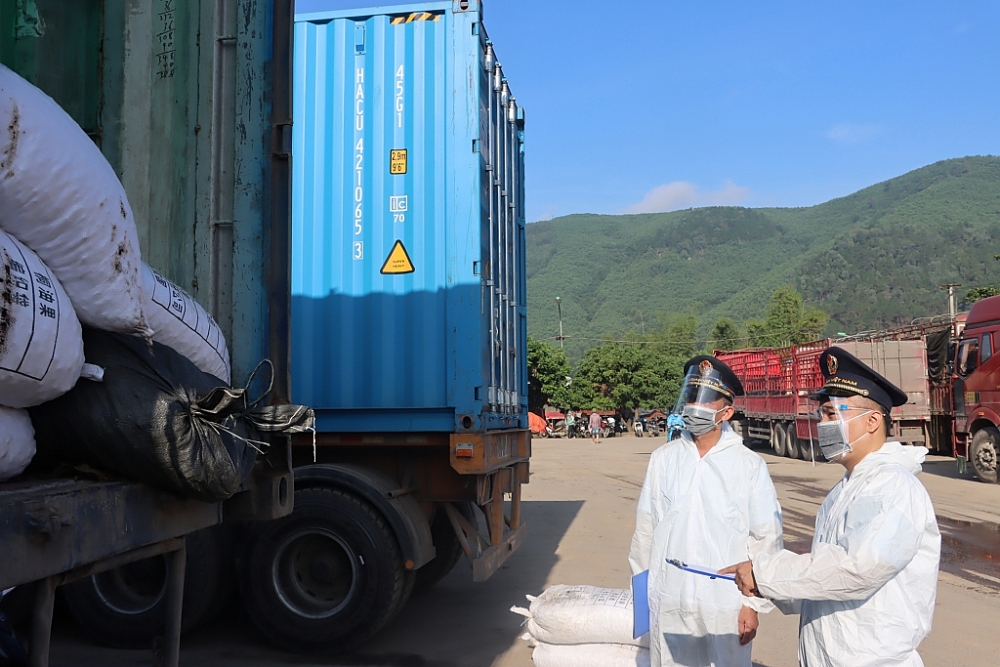 Công chức Chi cục Hải quan cửa khẩu Hoành Mô (Cục Hải quan Quảng Ninh) kiểm tra thực tế hàng hóa tháng 11/2021. Ảnh: Thái Bình