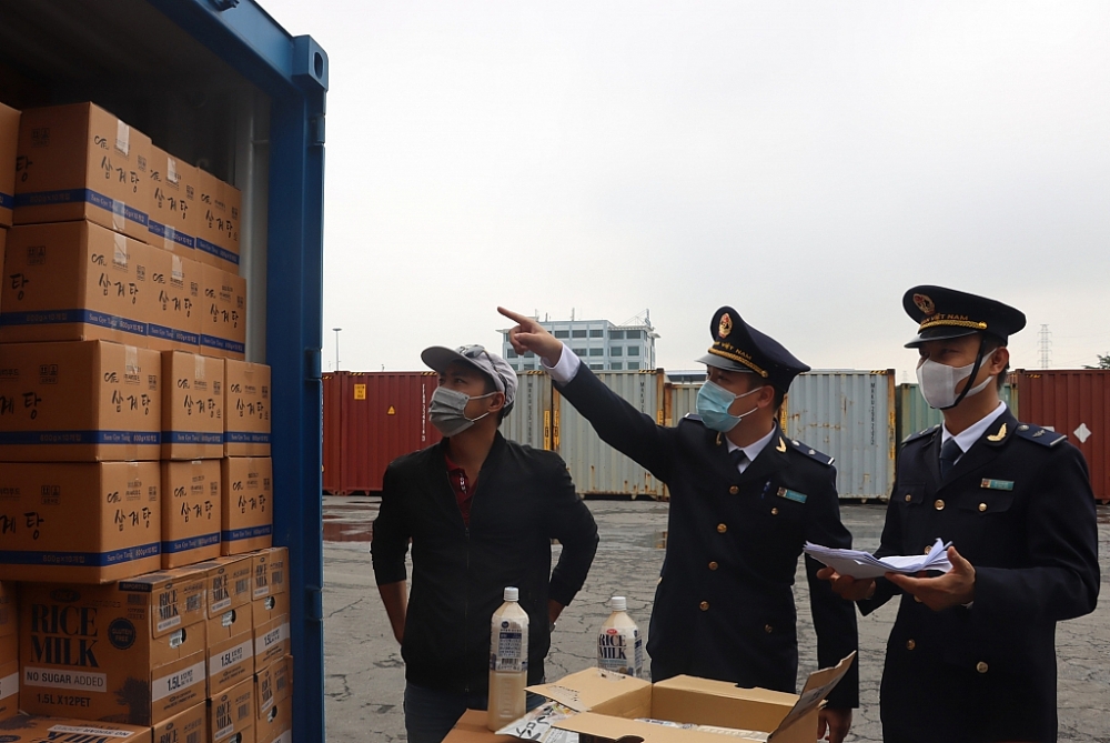 Hoạt động nghiệp vụ tại Chi cục Hải quan cửa khẩu cảng Hải Phòng khu vực 1. Ảnh: T.Bình