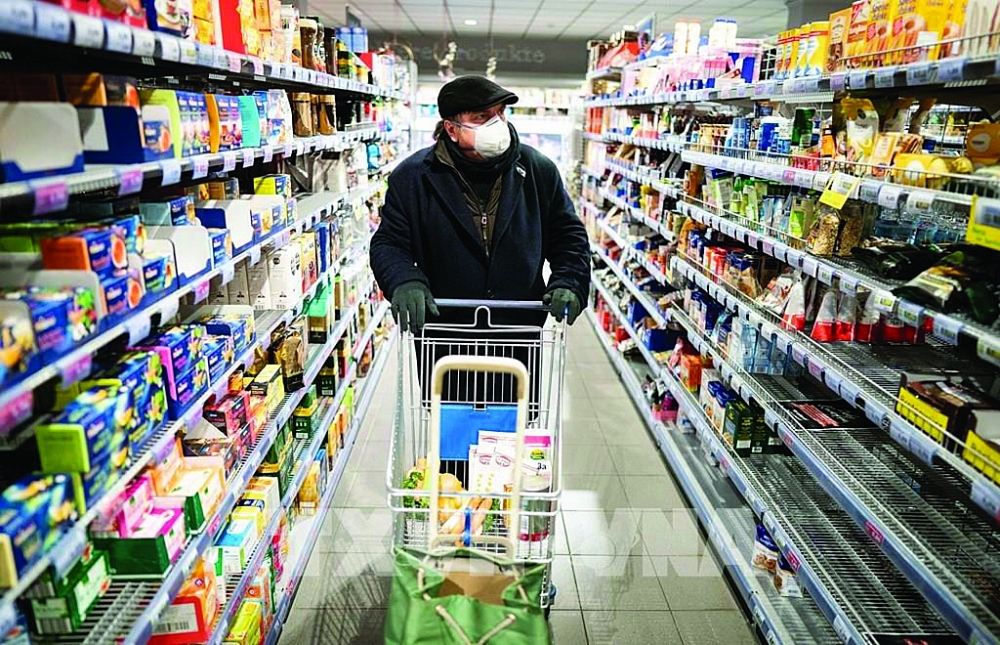 Người dân mua hàng trong siêu thị ở Thủ đô Berlin, Đức.