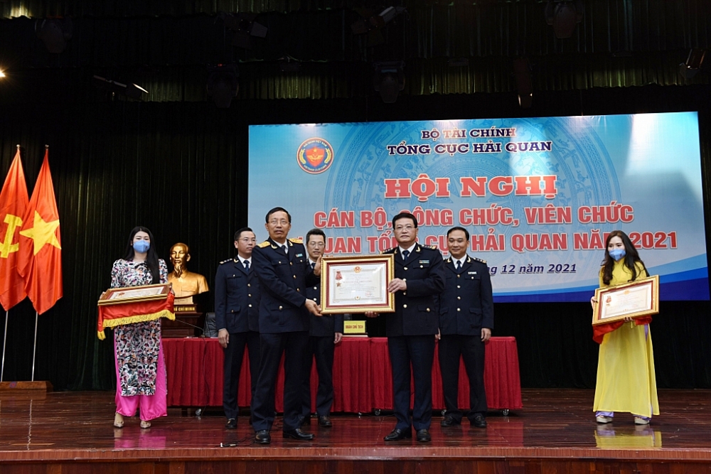 Thừa ủy quyền, Tổng cục trưởng Nguyễn Văn Cẩn (bên trái) trao Huân chương Chiến công hạng Nhất cho Cục KTSTQ.