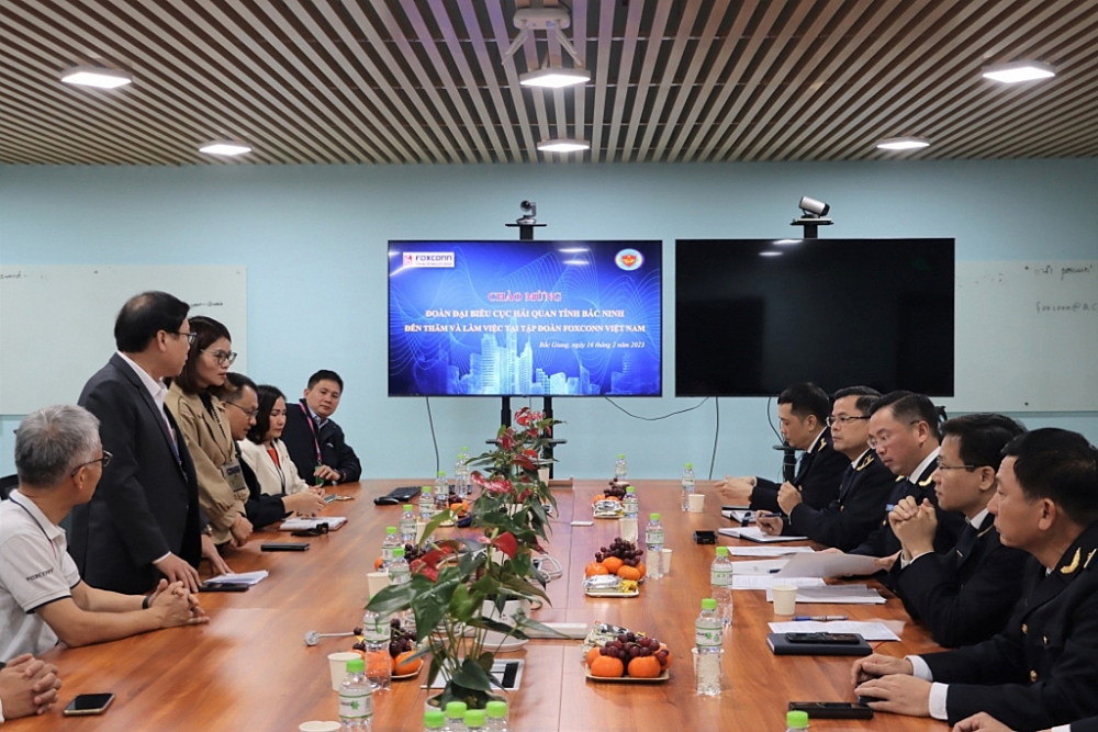 Lãnh đạo Cục Hải quan Bắc Ninh lắng nghe đại diện Tập đoàn Foxconn chia sẻ các mục tiêu kinh doanh trong năm 2023.  Ảnh: Quang Hùng