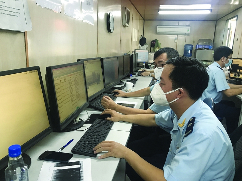 Hải quan TPHCM tăng cường kiểm tra hàng hóa qua máy soi. 	Ảnh: T.H