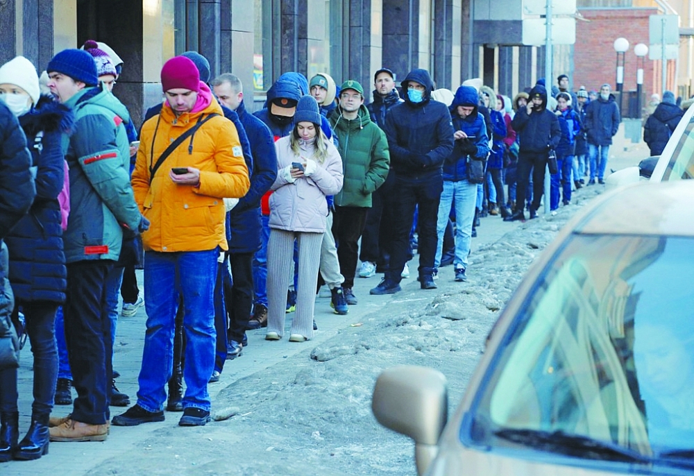 Hàng dài người xếp hàng trước các ngân hàng Nga