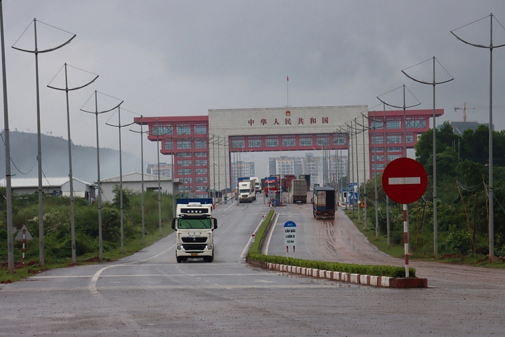 Hoạt động xuất nhập khẩu tại điểm thông quan cầu Bắc Luân II, TP Móng Cái, Quảng Ninh.  Ảnh Quang Hùng