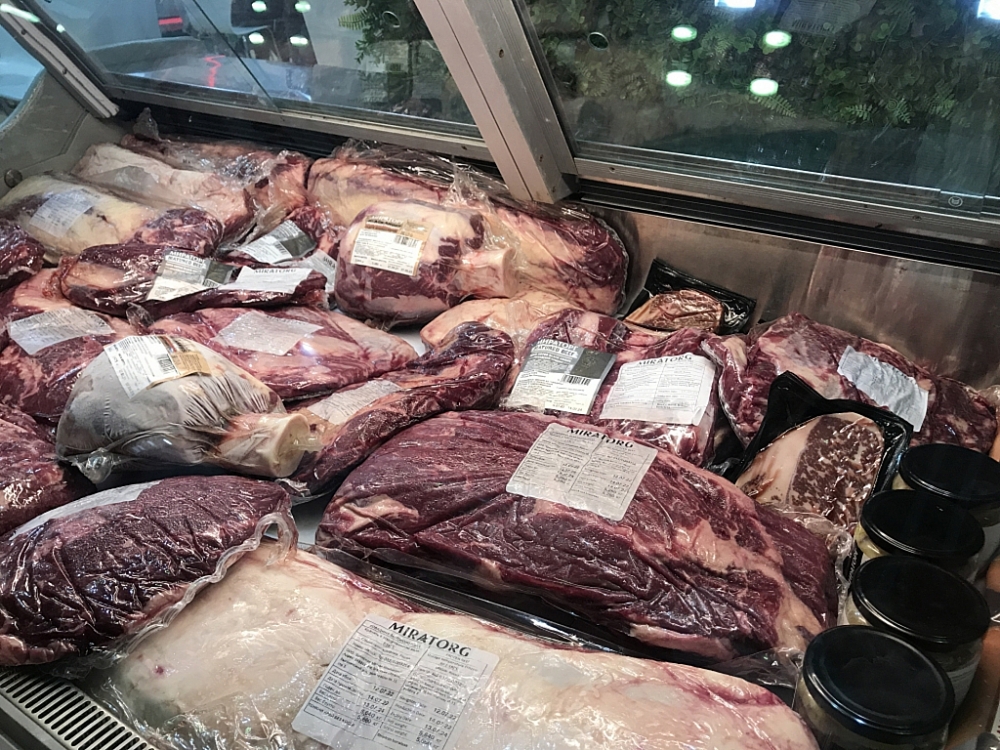 Thịt bò nhập khẩu được bày bán tại siêu thị. 	Ảnh: T.H