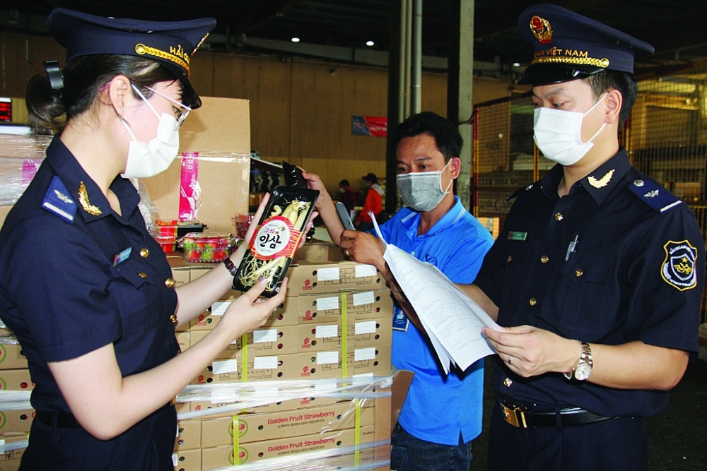 Công chức Hải quan sân bay quốc tế Tân Sơn Nhất kiểm tra hàng hóa nhập khẩu. Ảnh: T.H