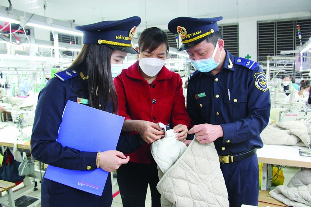 Hải quan Hà Nam Ninh cử công chức xuống tận trụ sở doanh nghiệp để hướng dẫn và giải quyết các vướng mắc phát sinh. Ảnh: H.Nụ
