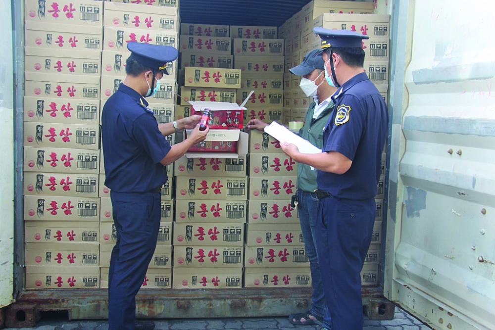Công chức Hải quan TPHCM kiểm tra thực phẩm nhập khẩu. Ảnh: T.H